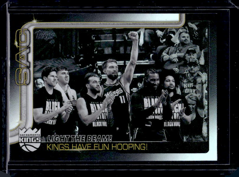 2025-26 Topps #295 Light The Beam!: Kings Have Fun Hooping! Blackout